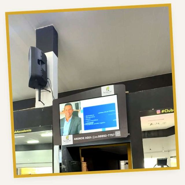 Tela na entrada da Academia Club4