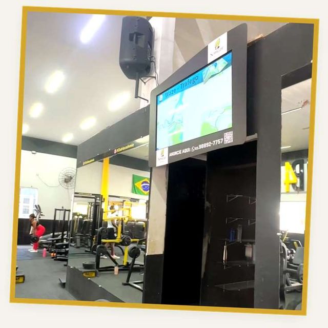 Tela no salão de musculação da Academia Club4